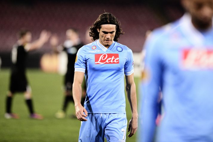 Edinson Cavani, sóknarmaður Napoli, gengur svekktur af velli.