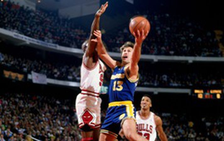Sarunas Marciulionis sækir hér að Horace Grant hjá Chicago Bulls þegar hann lék með Golden State Warriors á sínum tíma. Í baksýn má sjá Scottie Pippen, leikmann Chicago Bulls.