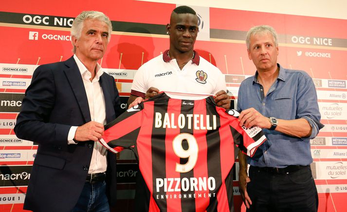 Balotelli með nýju treyjuna sem er í sömu litum og treyja AC Milan.