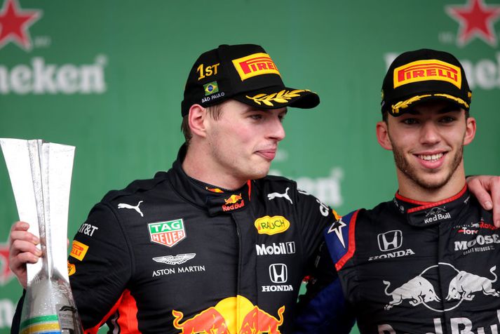 Verstappen og Gasly fagna á pallinum í Brasilíu.