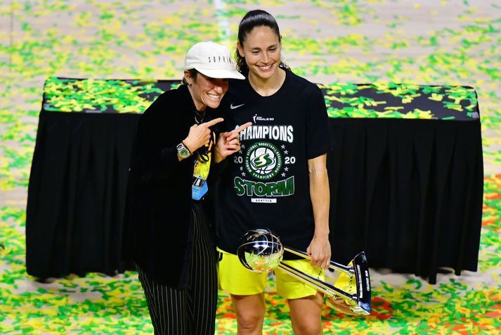 Megan Rapinoe og Sue Bird í fagnaðarlátunume ftir að Bird og stöllur hennar í Seattle Storm urðu WNBA-meistarar.