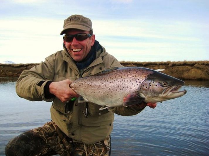 Árni Jóhannesson, eða doktorinn eins og hann er kallaður á meðal mokveiðimanna, sést hér með fallegan sjóbirting sem tók bláa kröflu.