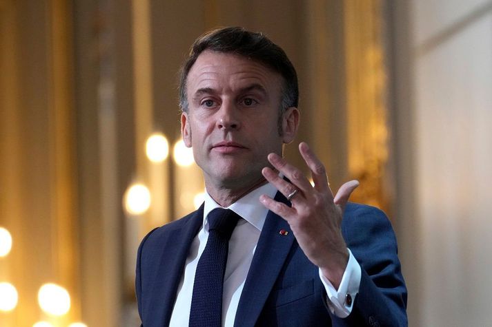 Emmanuel Macron, forseti Frakklands, ávarpaði franska sendiherra í gær. Ummæli hans hafa vakið reiði í Afríku.