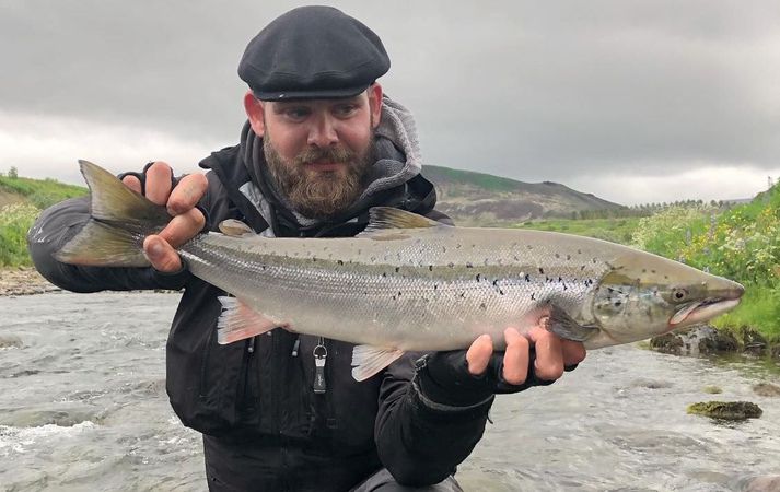 Björn Hlynur Pétursson með fallegan lax sem hann veiddi í Leirvogs á 22. júlí