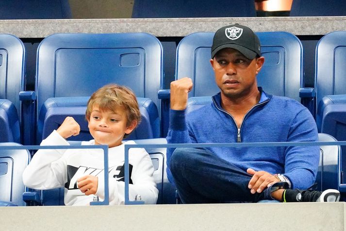Tiger Woods með syni sínum Charlie Axel Woods á tennismóti í New York.