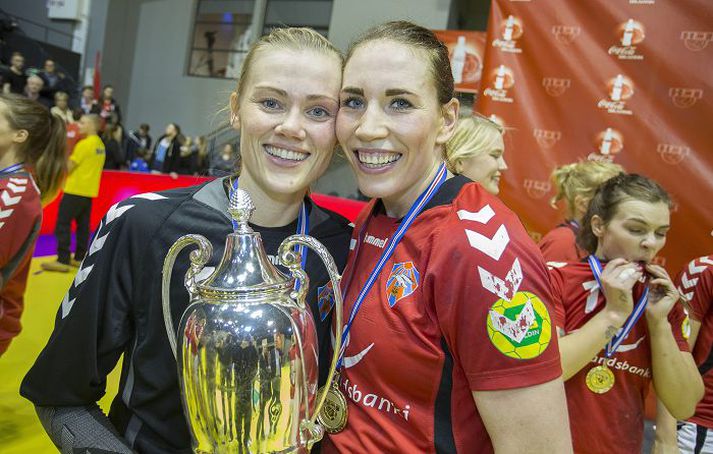 Berglind Íris Hansdóttir og Anna Úrsúla Guðmundsdóttir með bikarinn.