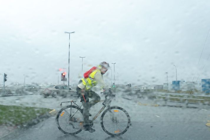 Gular viðvaranir tóku gildi vegna úrhellisins á vestanverðu landinu í morgun og verða í gildi fram á laugardagskvöld.