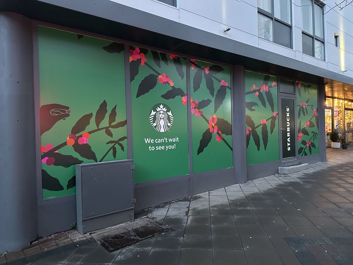 Framkvæmdir eru hafnar þar sem stefnt er að opnun Starbucks-kaffihúss á Laugavegi.