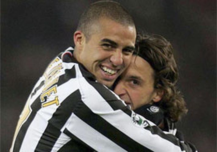 Franska markamaskínan David Trezeguet fagnar hér ásamt félaga sínum Zlatan Ibrahimovic, en Juventus er gott átta stiga forskot á toppnum á Ítalíu