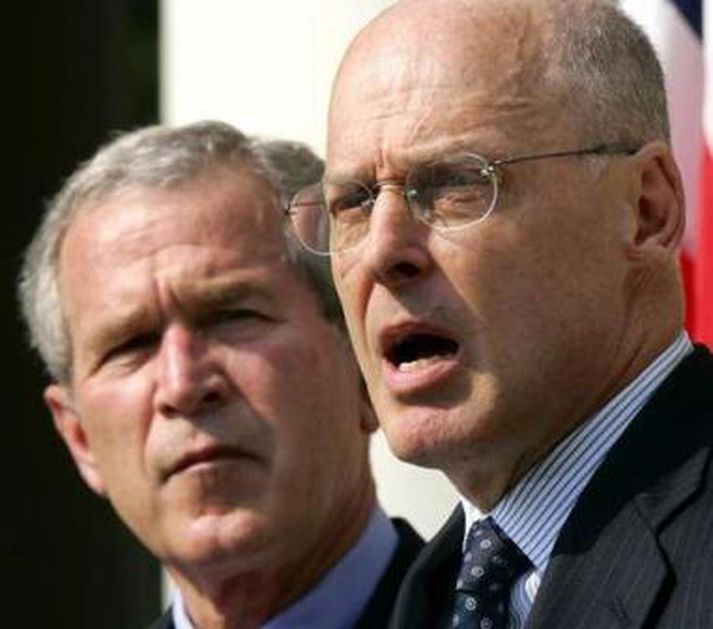 Hank Paulson sést hér með Bush fyrrverandi Bandaríkjaforseta. Mynd/AFP