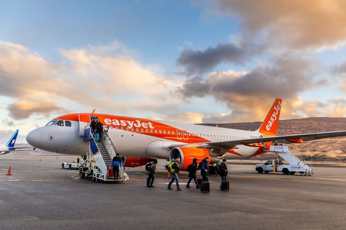 Vél easyJet á Akureyrarflugvelli.