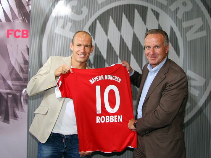 Karl-Heinz Rummenigge, forseti Bayern tekur hér á móti Arjen Robben í fyrra.
