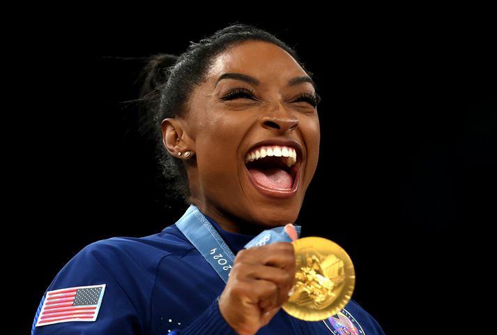 Simone Biles er þegar búin að vinna þrjú gull á þessum Ólympíuleikum og á enn möguleika á því að bæta tveimur við seinna á þessum leikum.