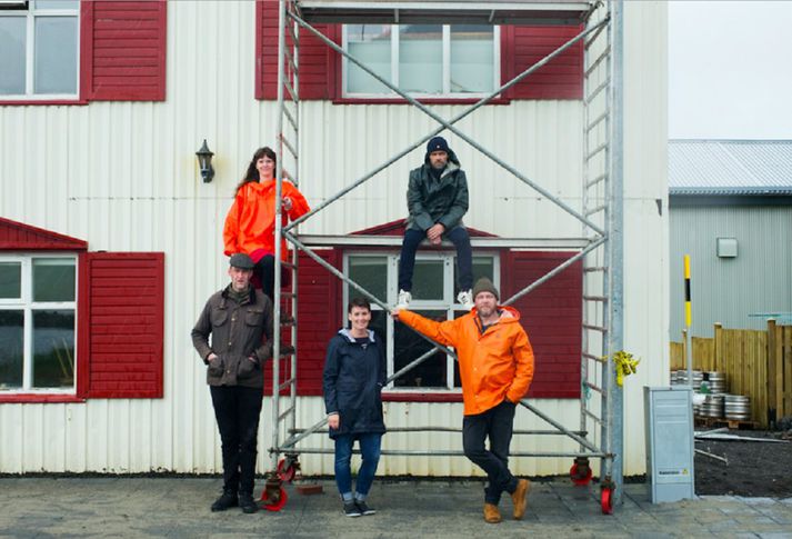 Húsið hefur farið illa vegna leka í þaki. Þá þarfeinnig að skoða glugga og burðarvirki hússins.