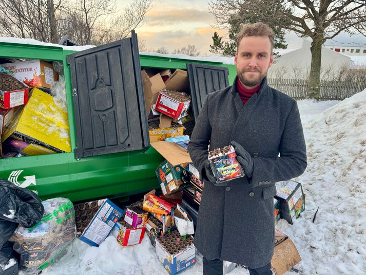 Gunnar Dofri, samskiptastjóri Sorpu, hvetur íbúa til að skila flugeldarusli í þar til gerða gáma. Gámarnir standa uppi fram yfir þrettándann.