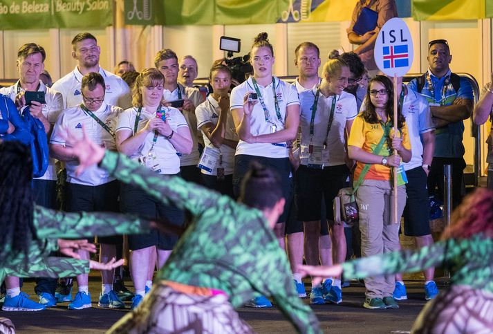 Íslensku keppendurnir eru númer 100 í röðinni inn á Maracana-leikvanginn.