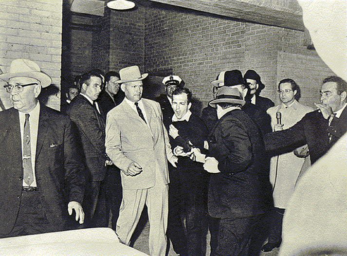 Næturklúbbseigandinn Jack Ruby skaut Oswald til bana tveim dögum eftir að hann myrti forsetann.