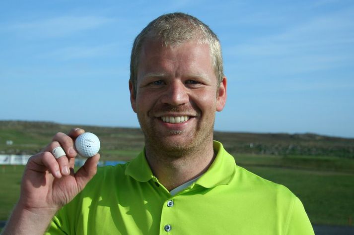 Einar Haukur Óskarsson með boltann sem fór beint ofaní holuna á 13. eftir upphafshöggið í dag.