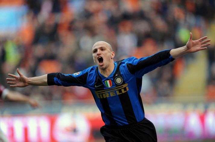 Esteban Cambiasso fagnar marki í leik með Inter.