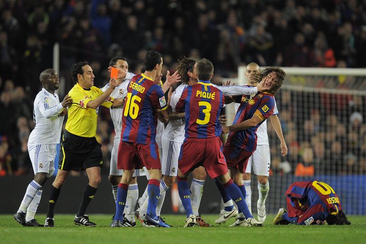 Sergio Ramos leikmaður Real Madrid ýtir hér við Carles Puyol í gær en Ramos fékk rautt spjald í kjölfarið.