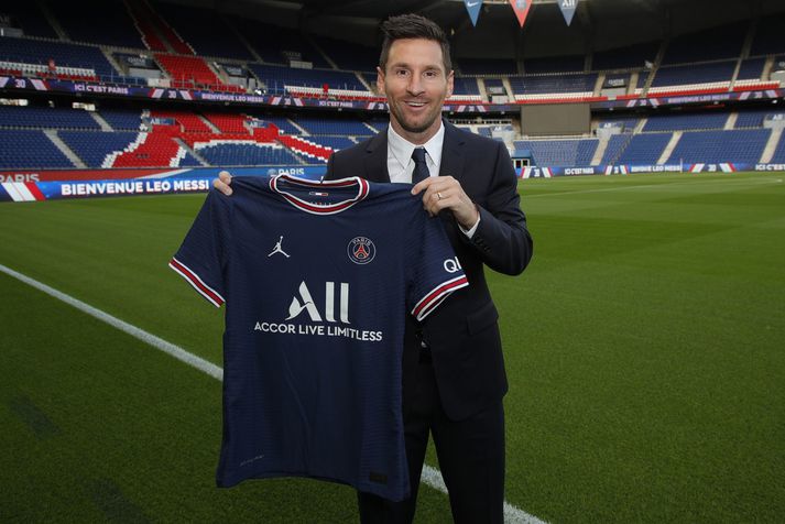 Lionel Messi með nýju Paris Saint-Germain treyjuna sína á Parc des Princes í gærkvöldi.