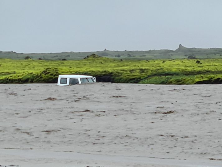 Lítið sást í bílinn, af gerðinni Suzuki Jimny.