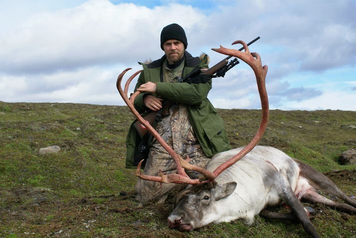 Hefðbundin trófí-mynd, Mikael felldi vænan tarf fyrir austan í síðustu viku. Og var mikið fyrir þeirri bráð haft.