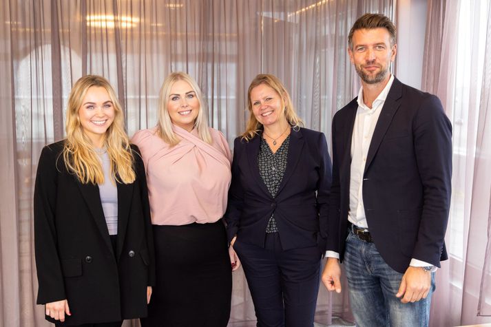 Kristjana Sunna Erludóttir deildarstjóri þjónustu og ráðgjafar og Ingibjörg Edda Snorradóttir, deildarstjóri hugbúnaðarþróunar ásamt Brynju Baldursdóttur, framkvæmdastjóri InfoMentor á Íslandi og Johan Krantz, forstjóra InfoMentor.