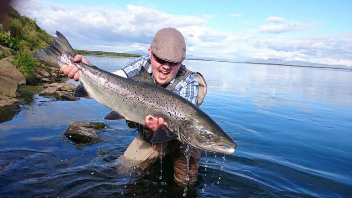 Logi Már Kvaran með stórlax sem hann veiddi í Ytri Rangá á sunnudaginn var.