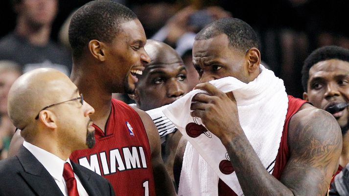 Lebron James segir eitthvað fyndið við Chris Bosh eftir síðasta leik en vill greinilega ekki að neinn geti séð hvað hann sagði.