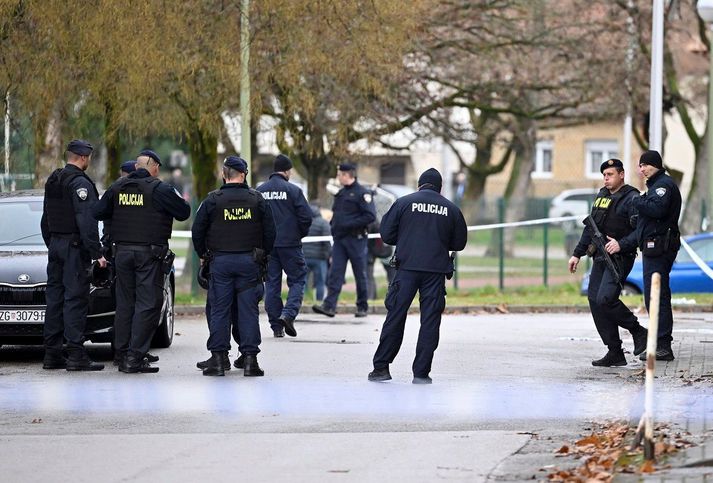 Lögregluþjónar fyrir utan skólann í Zagreb þar sem árásin átti sér stað í morgun.