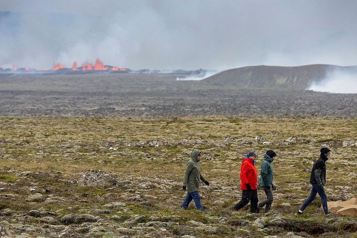 Ferðamenn hafa margir lagt leið sína að eldgosinu, sem nú fer dvínandi.