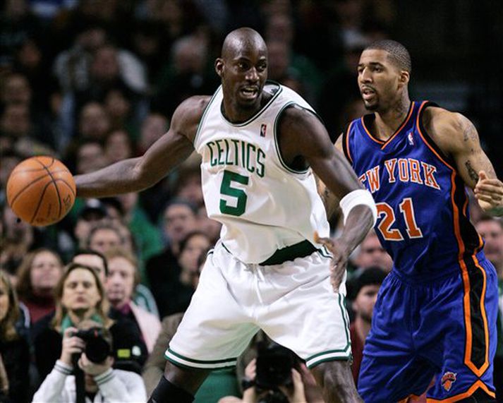 Kevin Garnett hjá Boston sækir hér að Wilson Chandler hjá New York í nótt