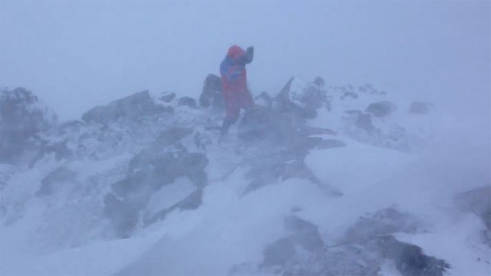 Vonskuveður var á Súlum í gær þegar erlendrar ferðakonu var leitað.