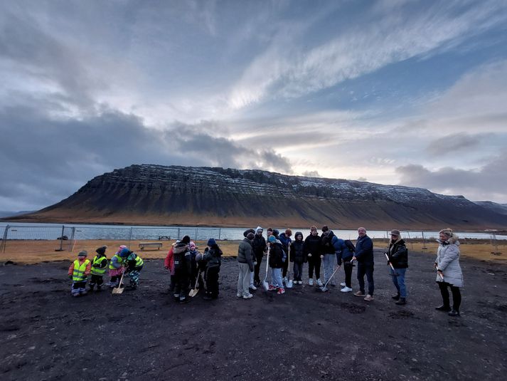 Skóflustunguna tóku nemendur í Bíldudalsskóla og leikskólanum Tjarnarbrekku, Gerður Björk Sveinsdóttir bæjarstjóri Vesturbyggðar, Stefanía Helga Pálmarsdóttir frá Arkibygg og Elías Fells Elíasson frá Arctic North ehf. Arkibygg er aðal ráðgjafi sveitarfélagsins við verkið en Arctic North verður verktakinn.