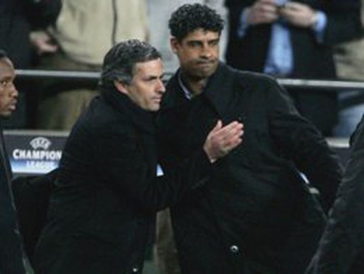 Hér má sjá þá Mourinho og Rijkaard þakka hvor öðrum fyrir leikinn í gær