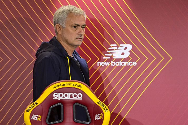 José Mourinho, knattspyrnustjóri Roma, brást illa við spurningu fjölmiðlamanns ítölsku útvarpsstöðvarinnar Retesport síðastliðinn laugardag.