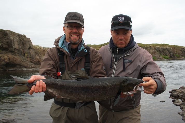 Finnarnir Jykka og Joni með fallegan lax úr Langá í sumar