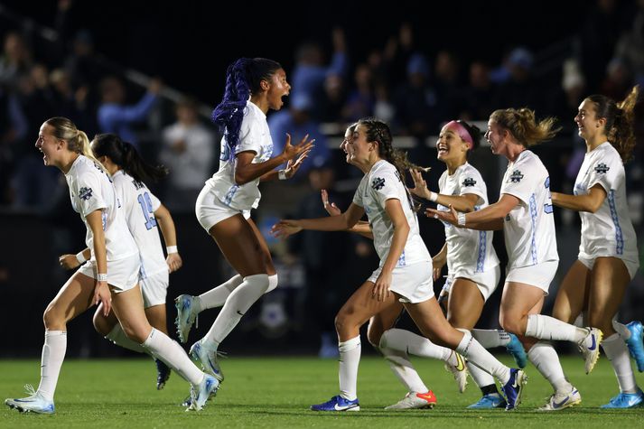 Olivia Thomas fagnar lokaflautinu ásamt liðsfélögum sínum í fótboltaliði University of North Carolina.