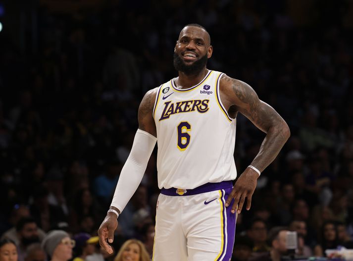 LeBron James og félagar í Los Angeles Lakers eiga enn möguleika á sæti í úrslitakeppni NBA-deildarinnar.