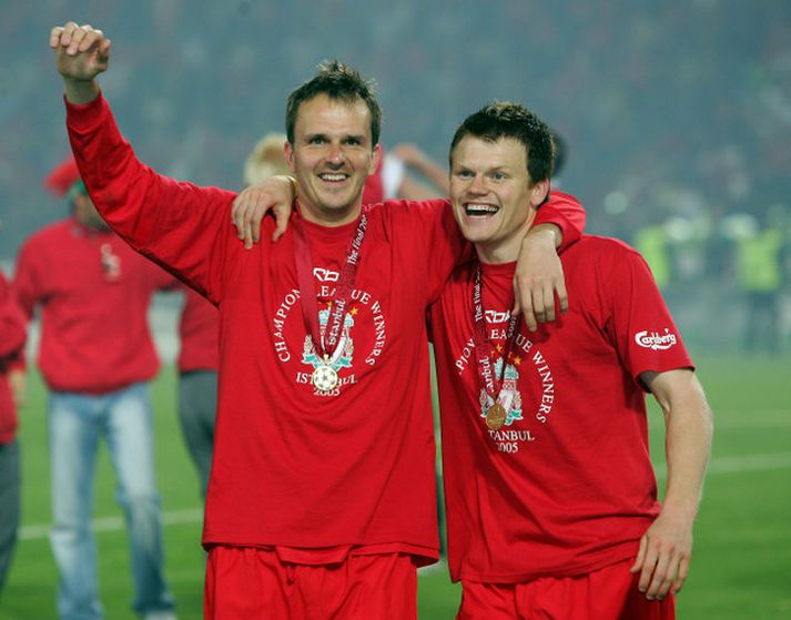 Riise fagnar með Hamann. Medalían hans Riise er nú horfin.