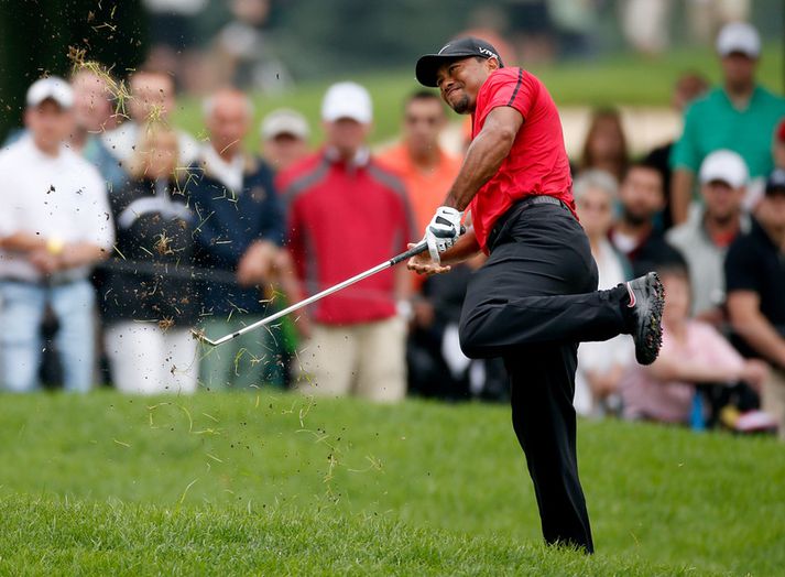 Tiger Woods fékk tak í bakið eftir þetta högg á annarri braut á Firestone-vellinum.