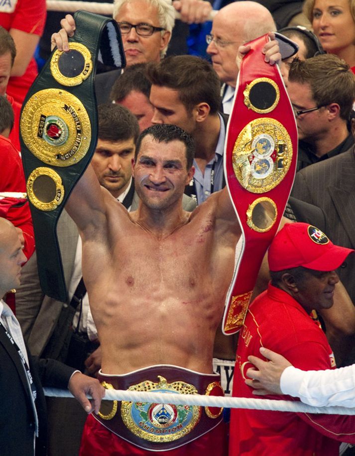 Klitschko glaðbeittur með beltin sín í kvöld.