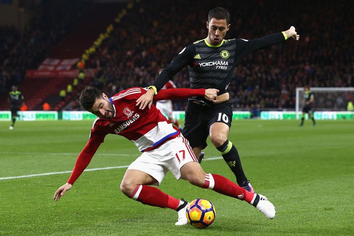 Barragan reynir að stöðva Hazard í leiknum í dag.