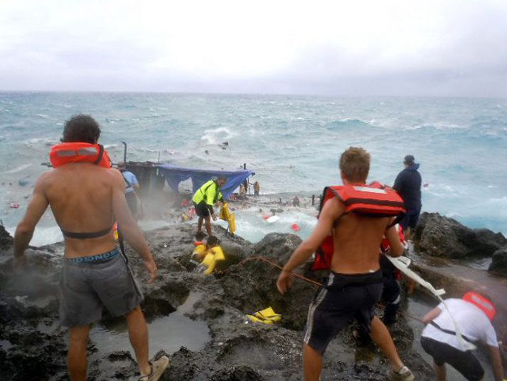 Báturinn velktist undan ströndinni í um klukkustund áður en hann skall á klettunum. nordicphotos/AFP