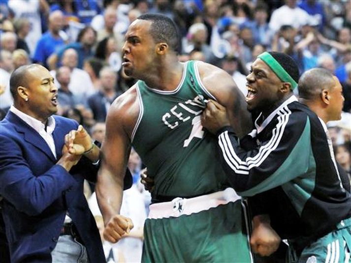 Glen Davis fagnar sigurkörfu sinni í fjórða leiknum gegn Orlando