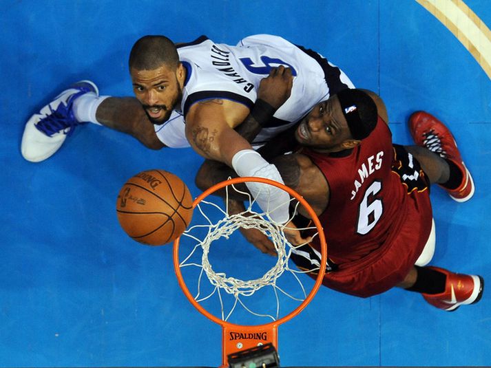 LeBron James og Tyson Chandler.