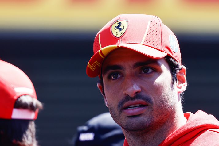 Sainz yfirgefur Ferrari að keppnistímabilinu loknu.