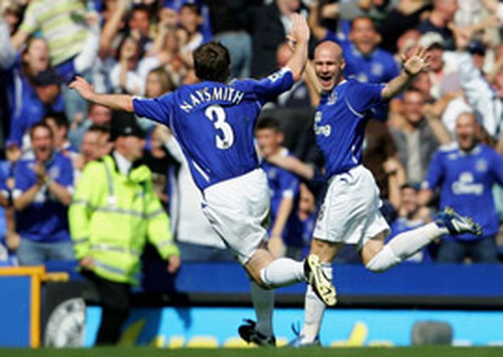 Fagnar hér fyrra marki sínu gegn Liverpool. Varnarmenn Liverpool réðu ekkert við hann á Goodison Park í dag.