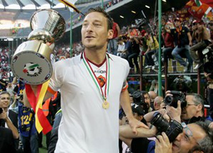 Francesco Totti fyrirliði Roma heldur hér á bikarnum